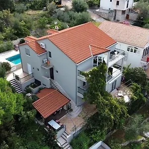 Aparthotel Knez, Okrug Gornji